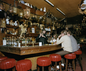 117935 Interieur van het Café The Black Horse Bar (Drieharingstraat 1) te Utrecht: bar met aan de muur allerhande ...